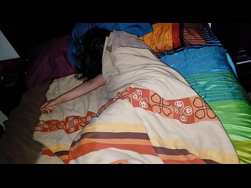❤️ Kasupoeg sõimab oma noort kasuema, kui ta magab. Kaunis porno at porn et.onlydesiporn.ru