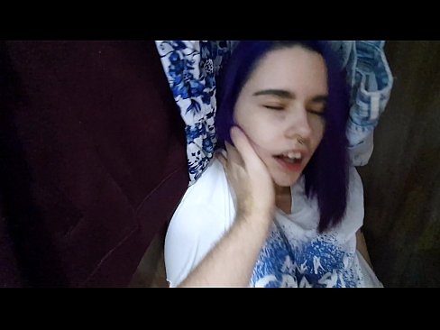 ❤️ Leidsin oma õe kapist ja aitasin tal cumida Kaunis porno at porn et.onlydesiporn.ru