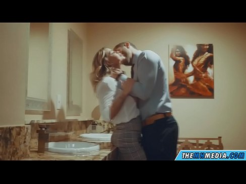 ❤️ Kui rinnakas blondiin võrgutab sind avalikus tualettruumis Kaunis porno at porn et.onlydesiporn.ru